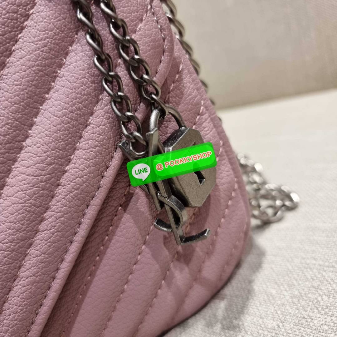 IN STOCK!! Yves Saint laurent crossbody boutique vip bag กระเป๋าสะพายไหล่ ดีไซน์ทรงสวยหรู พิเศษ แถมฟรี พวงกุญแจห้อยโลโก้ ดูแพงไปหมดจริงๆไอเท็มนี้ วัสดุหนังสังเคราะห์ลายคาร์เวีย เปิด-ปิดด้วยกระดุมแม่เหล็ก ภายในโล่งกว้าง แบ่งสัดส่วนไว้อย่างดี มาพร้อมหูจับใน