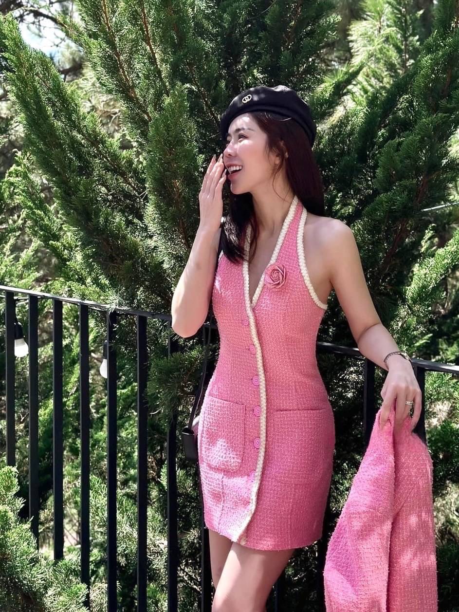 ชุดเซทแฟชั่น Set 2 ชิ้น มินิเดรสเนื้อผ้าทวิตคอวีแขนกุด กระโปรงทรงตรงพร้อมกับเสื้อคลุมแขนยาว