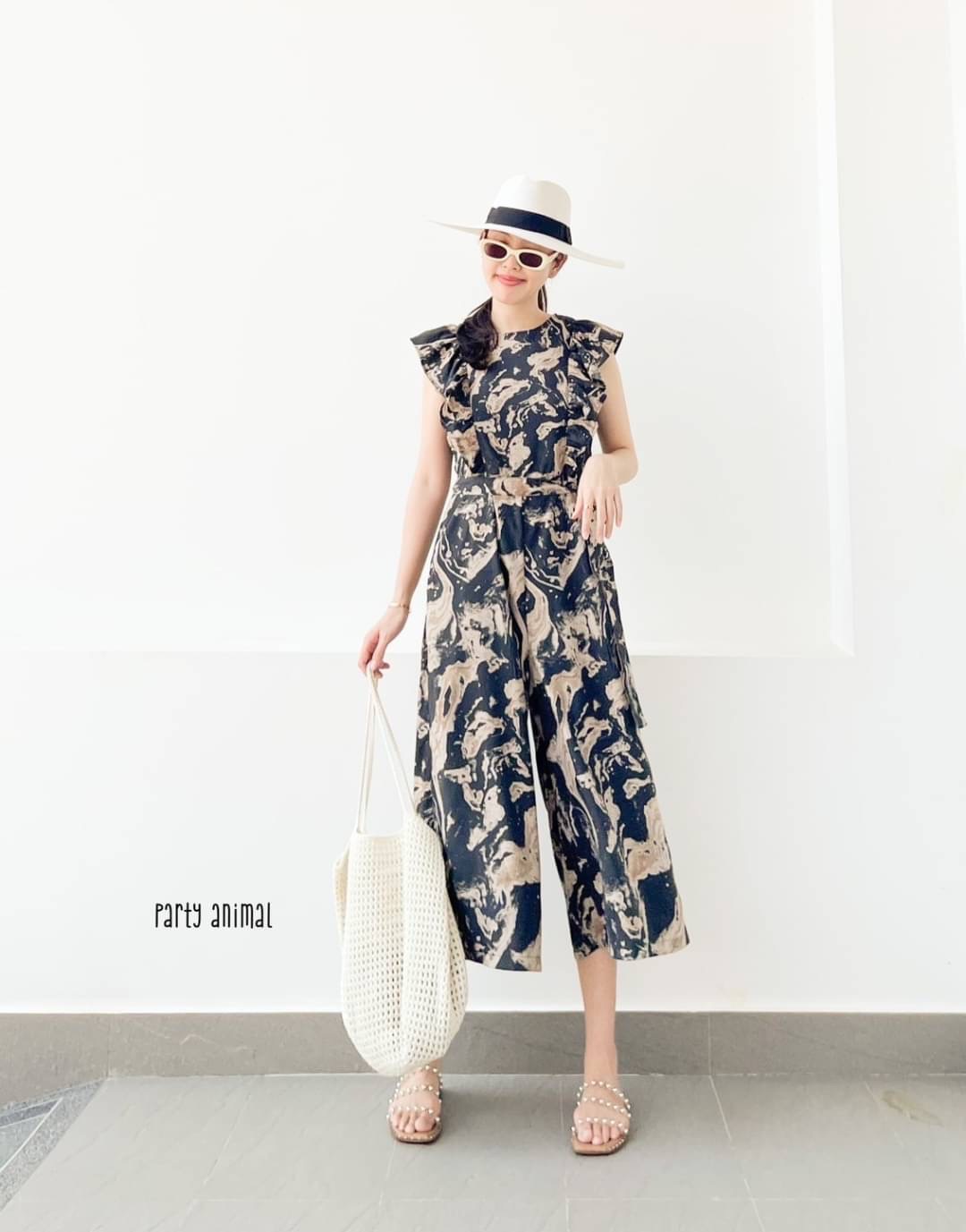 Marble Jumpsuit จั๊มสูทห้าส่วนทรงปล่อย แต่งระบายช่วงอก มาพร้อมเชือกผูกเอว เนื้อผ้า polyester พลิ้วๆนุ่มใส่สบาย งานมีซับในตัว ซิปหลัง และกระเป๋าล้วงข้างตัว เป้ายาวไม่รั้งค่ะ 2สี