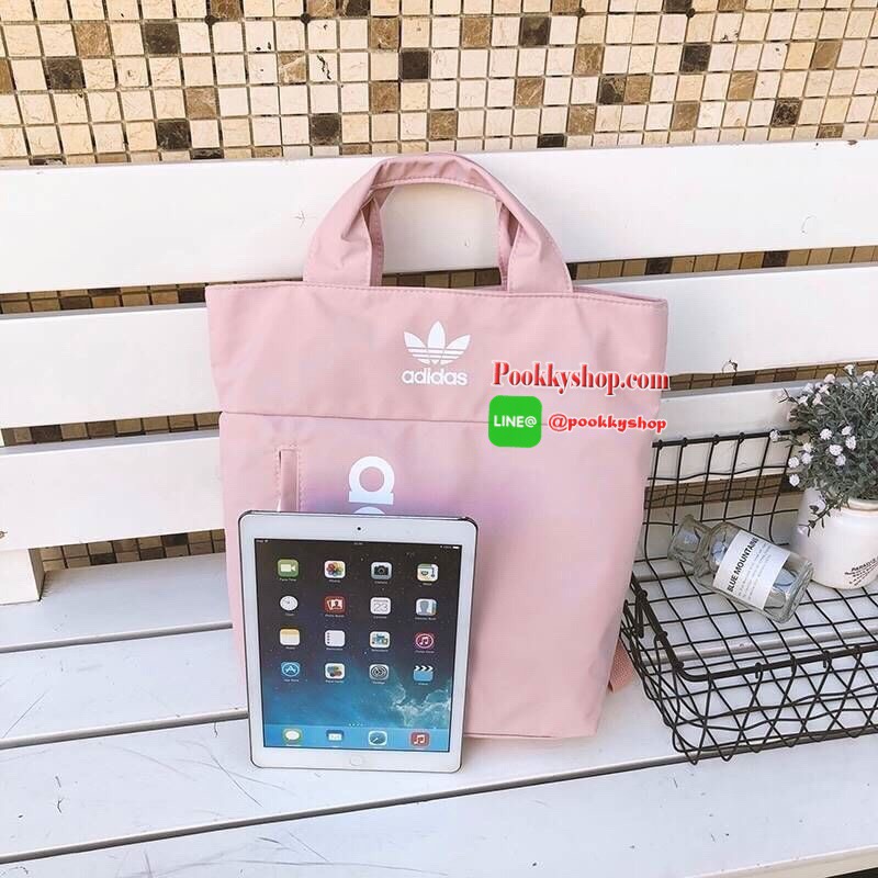 Adidas Handbag & Backpack กระเป๋าเป้ใช้ได้ทั้งชายหญิง ขนาดกำลังดี น้ำหนักเบา ด้านหน้าสกรีนโลโก้แบรนด์ เปิดปิดด้วยซิปสะดวกใช้ หูจับถนัดมือ สายสะพายยาวเลื่อนปรับได้ตามต้องการด้านหน้ามีช่องซิปเก็บของหยิบใช้ง่าย ภายในมีช่องซิปแยกเก็บของ ช่องหลักสามารถใส่ Note