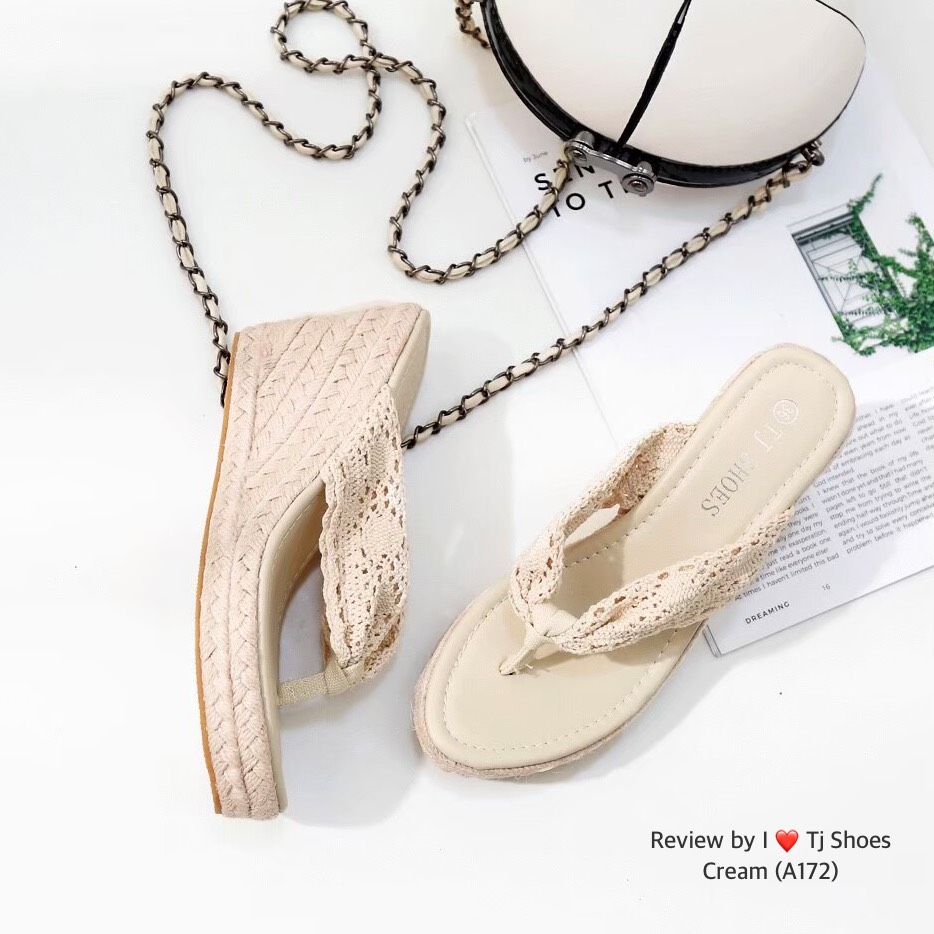 พร้อมรองเท้าส้นเตารีด สวยเก๋ดูแพงมาก รุ่นนี้เป็นงานสั่งทำพิเศษ วัสดุเกรดอย่างดีมากๆ ผ้าลูกไม้น่ารักๆ น้ำหนักเบา สวมใส่ง่ายใส่เดินสบาย แมทกับชุดง่ายอะไรก้สวย แถมใส่ได้เรื่อยๆ ของจริงงานคุณภาพดีสวยคุ้มเกินราคา สวยตรงปกแน่นอนเพราะร้านถ่ายรูปจากสินค้าจริง เป็