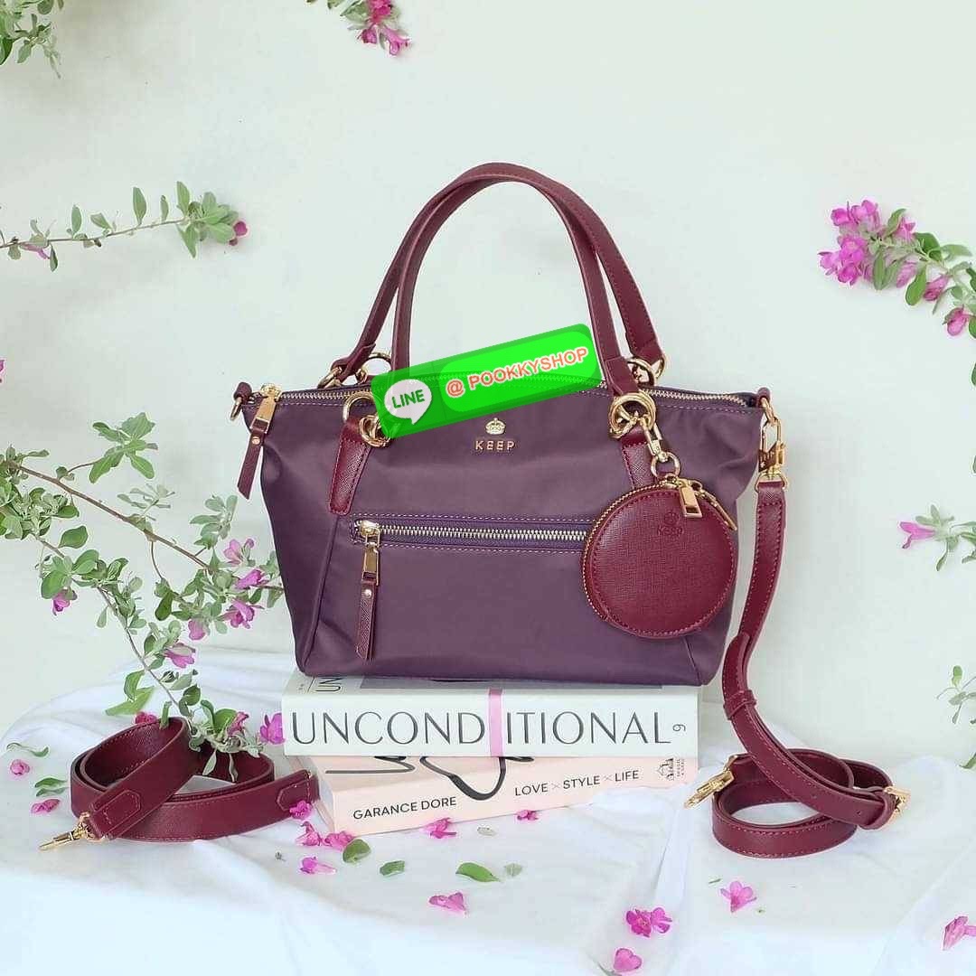 รุ่น KANNY with zipper รุ่นนี้พัฒนาต่อยอดมาจากรุ่น KANNY คอลเลคชั่นเดิมที่เป็นหนึ่งรุ่นที่ขายดีของทางแบรนด์เพราะเป็นกระเป๋าที่ฟังชั่นตอบโจทย์การใช้งานมากที่สุด 📍ตัวกระเป๋าน้ำหนักเบามาก 📍ทำจากไนล่อนนาโนกันน้ำ 📍ทำช่องแบ่งเก็บด้านใน ใ