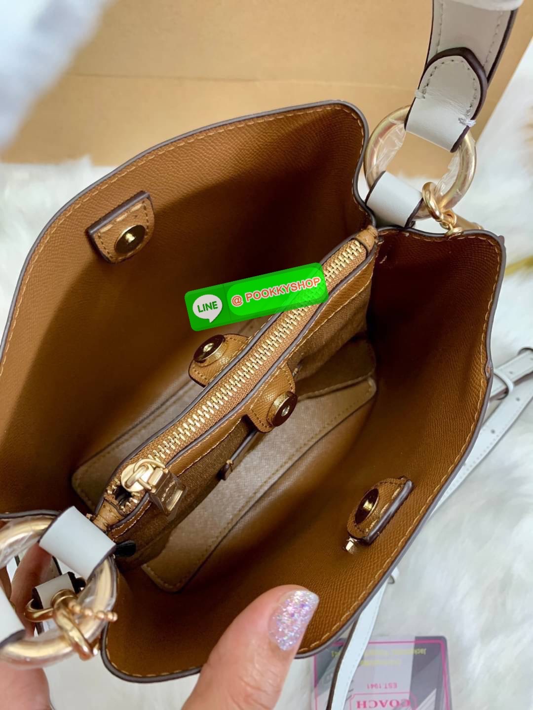 COACH Small Town Bucket Bag In Signature Canvas With Daisy Print ((C3411)) พร้อมส่งที่ไทย ห้ามพลาดค่ะ! กระเป๋าทรงถังสุดฮิต หนังแท้สวย 🌸จุดเด่นของรุ่นคือ print ลายดอก Daisy สวยมาแรงมากตอนนี้ค่ะ! ช่องกระเป๋ามี2ช่องหลักแบบกระดุมแม่เหล็ก ภายในช่องกว้า