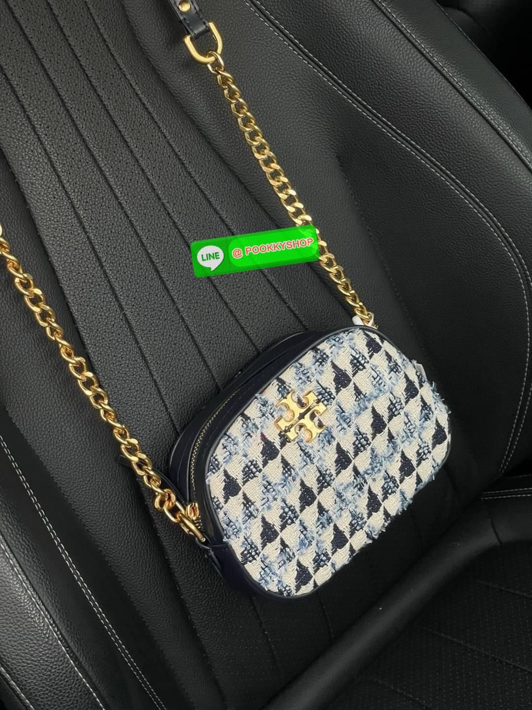 Tory burch kira chevron tweed small camera bag สาว ๆ ลุคคุณหนูไม่ควรพลาด Collection นี้เลยนะคะ เพราะ Kira Chevron เป็นรุ่นที่ตอบโจทย์และครองใจสาว ๆ ได้อย่างแท้จริง ลวดลายบนกระเป๋าแบบกราฟฟิคมีเท็กเจอร์ ทำให้กระเป๋าดูมีราคามากยิ่งขึ้น มาพร้อมกับโลโก้ Double