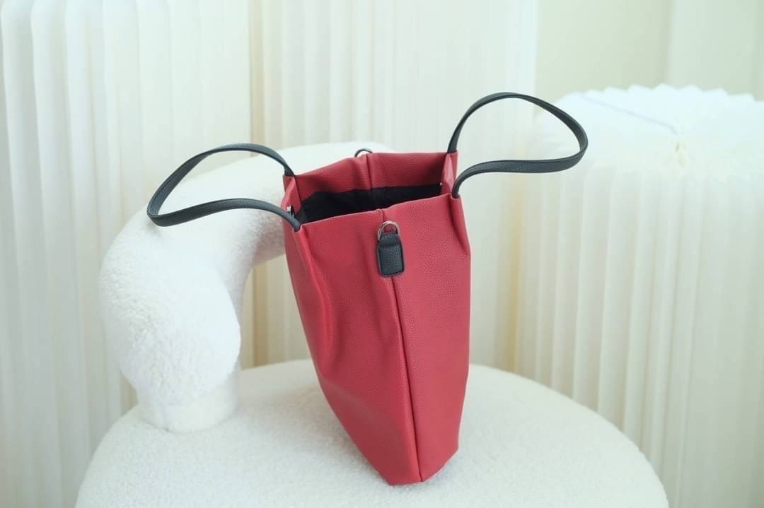 มาอีกรอบละจร้าาา‼️ ฮิตที่สุดใน Japan🇯🇵 ต้องใบนี้เลย กระเป๋า Alice and Olivia น่ารักน่าใช้มากๆ ไม่ต้องไปหาซื้อไกลถึง japan 🇯🇵 ด้านในใส่ของได้จุ มีช่องซิบหลายช่อง ถือได้สะพายได้เลย so cute สุดๆเลยค่า