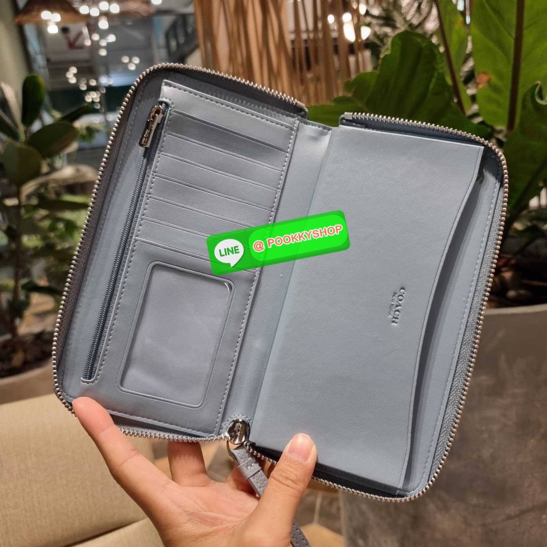 COACH C9073 DEMPSEY LARGE PHONE WALLET IN SIGNATURE JACQUARD WITH STRIPE AND COACH PATCH พร้อมเสิร์ฟความเลิศหรู กับคอลใหม่ล่าสุด กระเป๋าสตางค์ใบยาวกึ่งคล้องมือ สีสุดละมุน ถือใช้คือขับผิวสุด!! วัสดุผ้า jacquard สลับหนัง pepble มาพร้อมสายคล้องมือในตัว กันหล