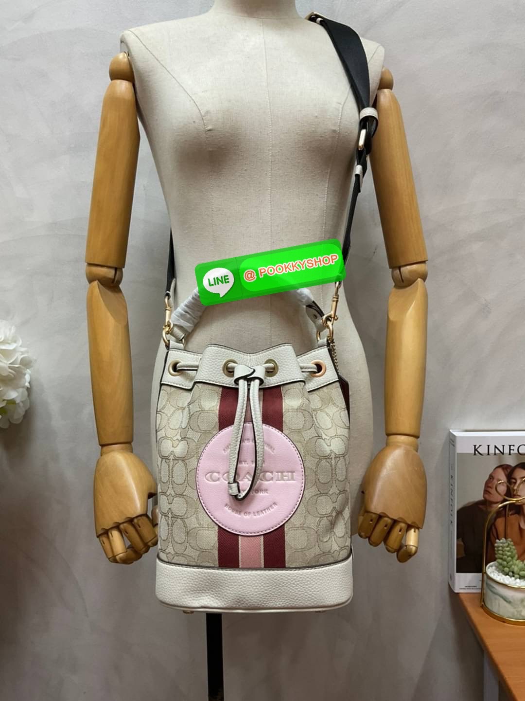 New arrival! 🌈น้องใหม่ล่าสุด สวยหรู ดูดีมากๆค่ะ! COACH DEMPSEY DRAWSTRING BUCKET BAG ((C4100//C4102)) พร้อมส่งที่ไทยค่ะ! กระเป๋าทรงขนมจีบ หนังแท้นิ่มสวยมากๆค่ะ จุดเด่นด้านหน้าปั้มโลโก้แบรนด์ ปากกระเป๋าแบบหูรูดใช้งานง่าย ภายในสามารถใส่ของจำเป็นในชี