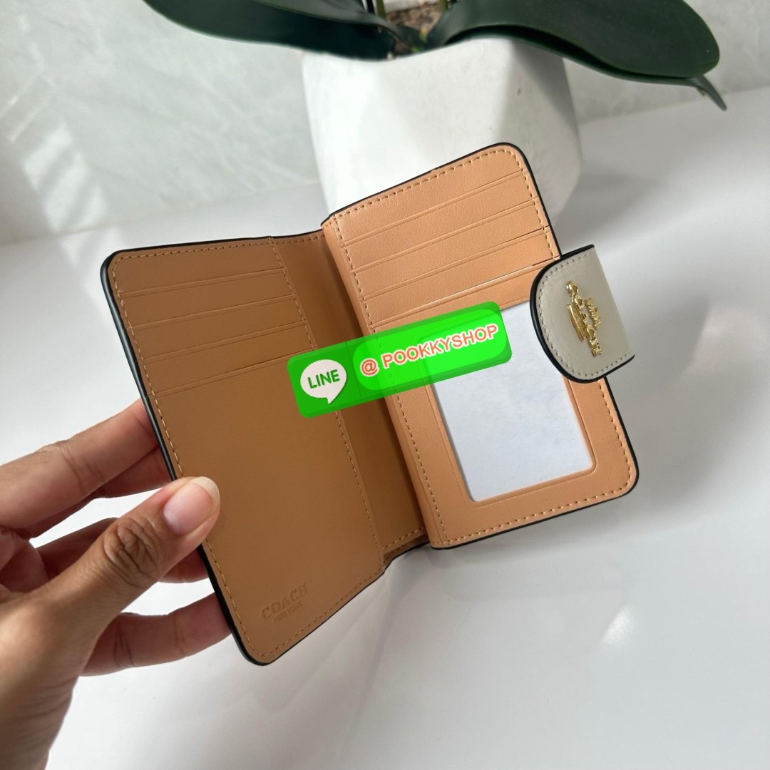 COACH MEDIUM CORNER ZIP WALLET IN SIGNATURE CANVAS WITH FLORAL PRINT(CR935) 🔖กระเป๋าสตางค์ใบกลางคอลเลคชั่นใหม่ปริ้นลายดอกไม้ 🔖วัสดุ:แคนวาสสลับหนังแท้ 🔖เปิด-ปิดด้วยกระดุมแป็ก 🔖ภายในมีช่องใส่บัตร ช่องใส่ธนบัตร และช่องซิป