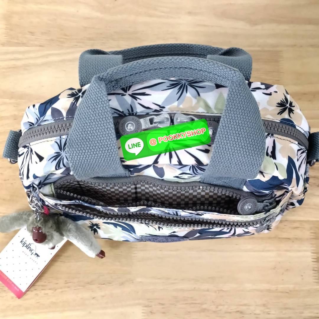 Kipling K1006 Handbag กระเป๋าถือหรือสะพาย วัสดุ Polyester 100% รุ่นใหม่ มีให้เลือกทั้งแบบเรียบ และ ลายน่ารัก มีช่องแยกด้านหน้า 2 ช่อง ช่องหลักโล่งกว้าง พร้อมช่อง pocket แยก 2 ช่อง ใช้งานได้ครบครัน สามารถสตางค์ใบยาวได้ ขนาดกำลังดี จะใช้ทำงาน ไปเรียน หรือ ถ