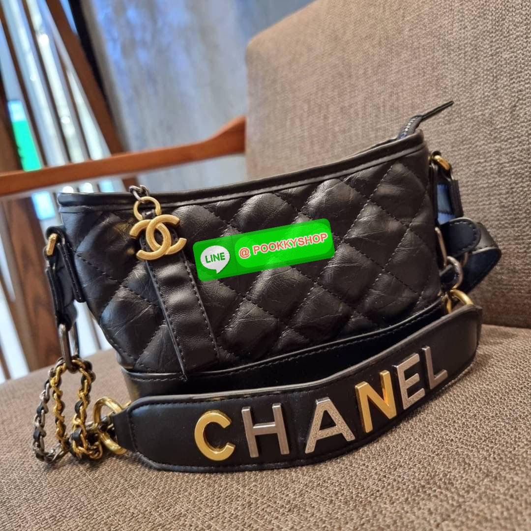RESTOCK!! LIMITED SHOULDER BAG พรีเมี่ยมกิ๊ฟ Chanel ไซส์คลาสสิค กระเป๋าสะพายข้าง/ไหล่ หนังสังเคราะห์ นิ่ม หรู มาพร้อมพวงกุญแจสัญลักษณ์แบรนด์ พิเศษ!! สายคล้อง jumbo font เพิ่มดีเทลความแพง อะไหล่พร้อมโซ่สะพายสีทองสลับสีเงินรมดำ สามารถสะพาย crossbody หรือสะพ