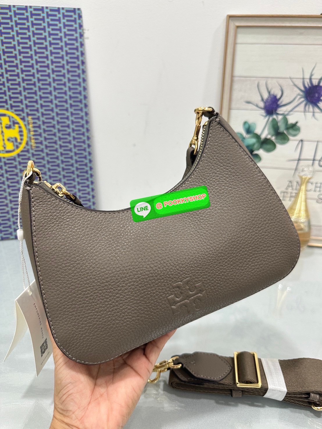 🖤 Tory Burch Thea Convertible Crossbody Bag หนังแท้นุ่ม ดีไซน์เรียบหรู พร้อมสายสะพาย 2 แบบ สวยครบทุกลุค ✨ ใบเดียวใช้ได้ทุกวัน ถือก็สวย สะพายก็คล่อง จบในใบเดียว 💼