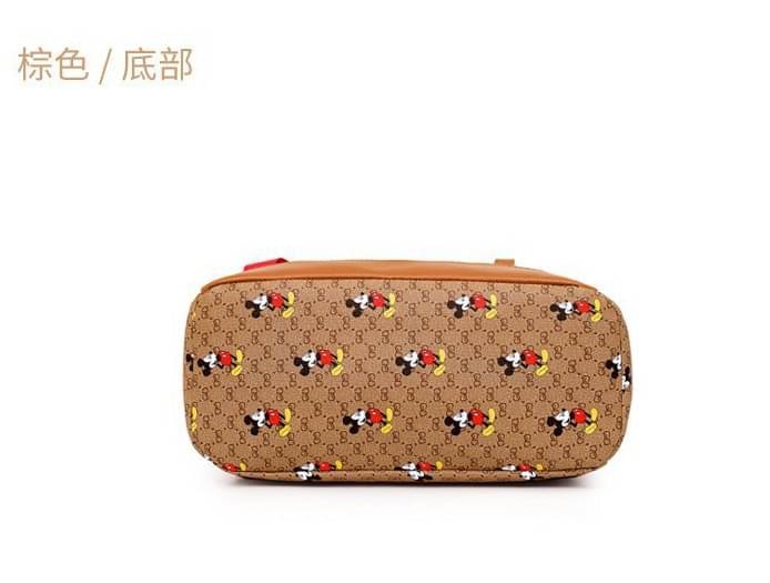 พร้อมส่ง เป้ GD งานสวย งานหนังดีมาก น้ำหนักพอดี ไม่หนัก ใบใหญ่ จุเยอะ มีช่องด้านหลัง ด้านใน มีหลายช่องแบ่ง มีสายสะพายข้าง ใช้ได้ทั้งแบบเป้ และสะพาย
