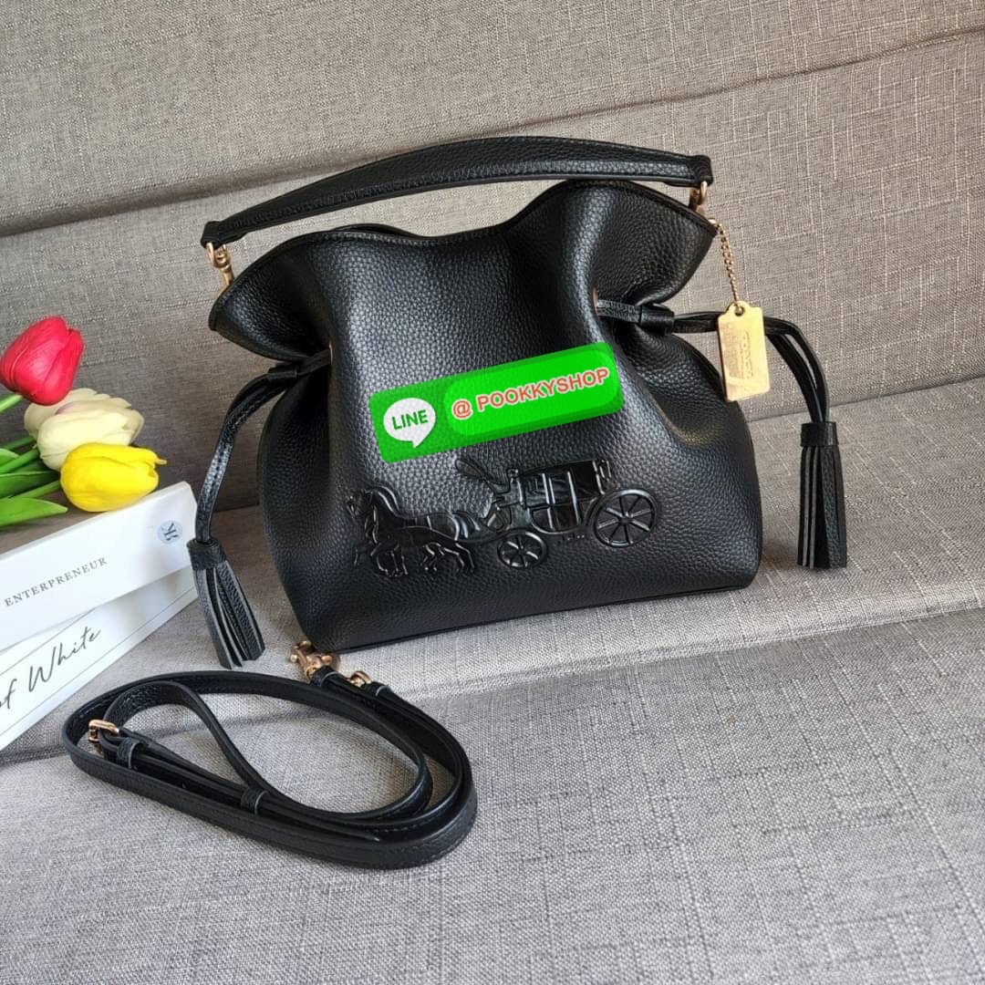 COACH ANDY CROSSBODY WITH HORSE AND CARRIAGE (COACH CA213) กระเป๋าสะพายคอสบอดี้ ดีไซต์สุดเก๋ วัสดุหนังแท้ทั้งใบ กระเป๋าเอนกประสงค์ ด้านในมีซิป รูดปิดด้วยเชือกและกระดุมแม่เหล็ก ซับในด้วยผ้า ด้ามถอดได้ ดรอป 5 1/4"สายสะพายถอดได้ สายสะพายยาว 21" สำห