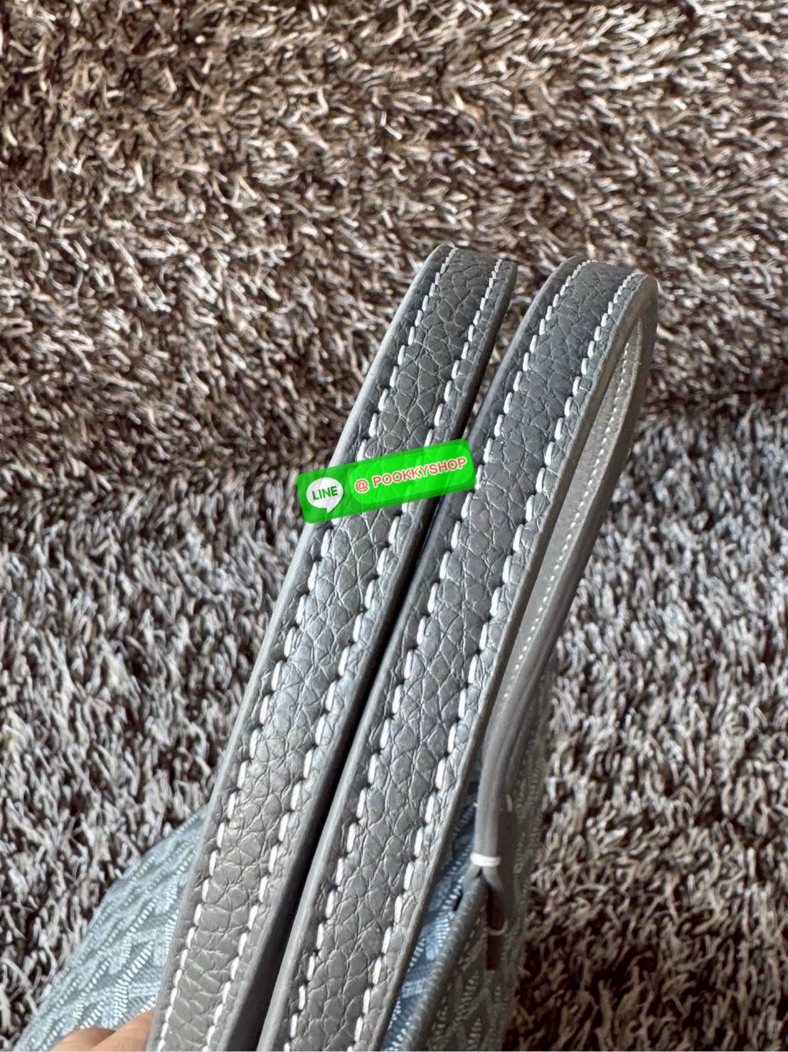 Goyard Artois PM Bag กระเป๋า Artois PM เป็นกระเป๋าที่มีซิปด้านบนเพิ่มคงามปลอดภัย ภายในพื้นที่กว้างเพื่อจัดระเบียบข้าวของของคุณ มันโดดเด่นด้วยฐานด้านล่างทั้งสองมุมเย็บต่อด้วยหนังใช้งานในแบบทางการหรือกึ่งทางการก็ได้