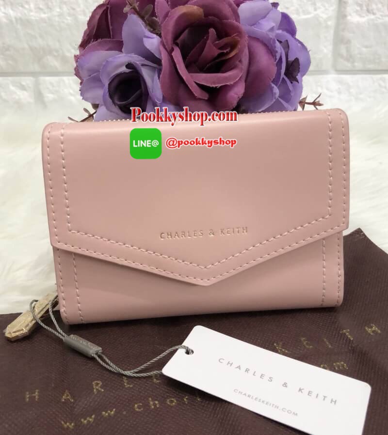 New!!! CHARLES & KEITH SMALL ENVELLOPE WALLET BAG สีออกใหม่ปี 2018 โลโก้ อะไหล่ทองค่ะ!!! พร้อมส่งสินค้าเข้าใหม่ค่ะ!!! กระเป๋าสตางค์ใบสั้น ขนาดกำลังดี หนังเรียบ ด้านหน้าปั้มโลโก้แบรนด์ เปิดปิดช่องหลักแบบแม่เหล็ก ด้านในมีช่องใส่บัตรได้ถึง15 ช่อง เยอะมากค่า