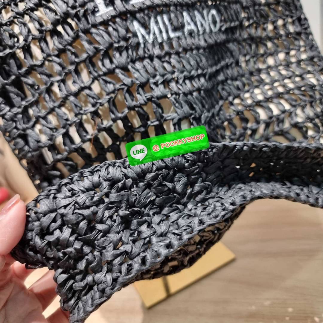 PRADA RAFFIA TOTE BAG สวยไม่ซ้ำใคร สไตล์บีช เหมาะมากกับการสะพายไปเที่ยวทะเล หรือจะใช้ในวันสบายๆก็ตอบโจทย์ กับกระเป๋าสะพายสานใบใหญ่ ตัวกระเป๋าเป็นวัสดุสังเคราห์จากธรรมชาติ สานทอเต็มใบออกมาเป็นลวดลายสวยงาม มีกระเป๋าซับในให้ สำหรับใส่ของเป็นสัดส่วน และรูดปาก