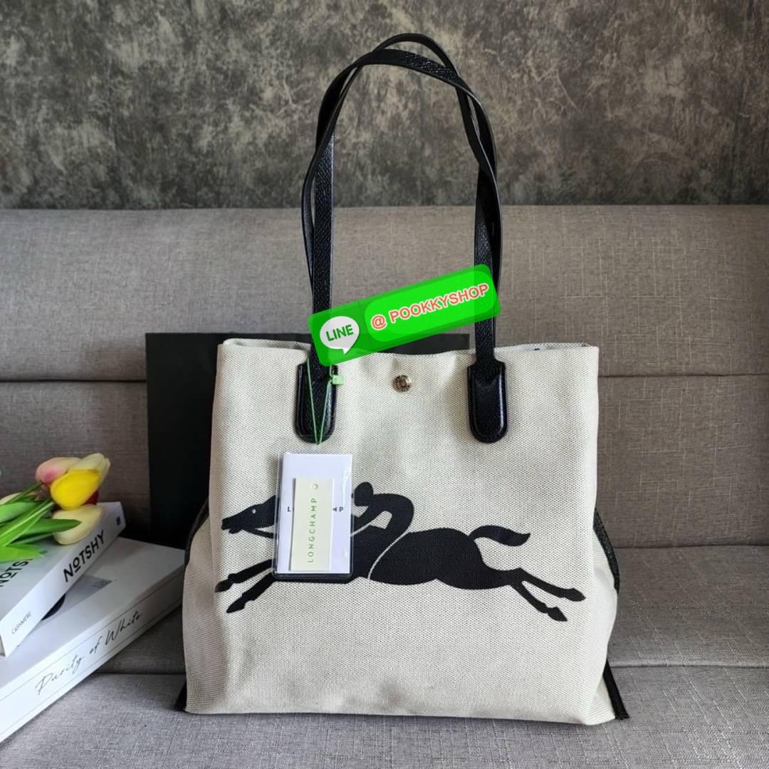 LONGCHAMP ESSENTIAL TOILE SHOULDER BAG L ECRU กระเป๋าสะพายไหล่ ใบใหญ่ สาวสายแบกไม่ควรพลาด ใส่เอกสาร แล็บท๊อป แฟ้มงานหรืออื่นๆใบเดียวจบคะ กระเป๋ามีความยืดหยุ่นและน้ำหนักเบา ปิดด้วยระบบสแน็ปอิน Longchamp ได้ปรับปรุงไลน์ผลิตภัณฑ์ ROSEAU อันเป็นสัญลักษณ์ใหม่ท