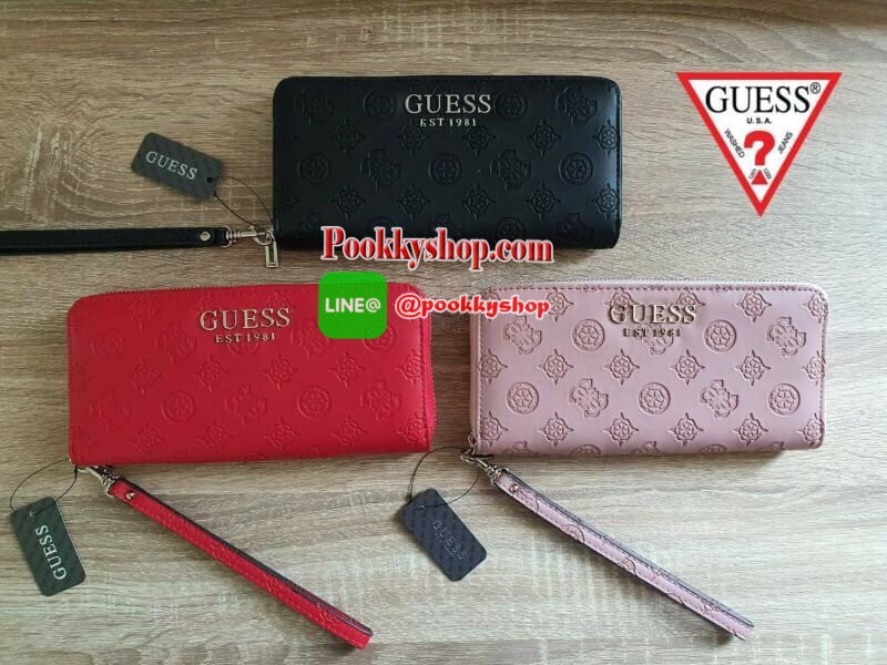 NEW ARRIVAL! GUESS WOMEN'S 2019 LONG WALLET กระเป๋าสตางค์ใบยาวหนังแต่งลายสุดหรู ด้านหน้าประดับโลโก้แบรนด์ เปิดปิดด้วยซิปมาพร้อมสายคล้องมือถอดแยกได้ ด้านหลังมีช่องซิป หัวซิปปั๊มแบรนด์ทุกจุด ภายในมีถึง 4 ช่อง มีช่องใส่ธนบัตรหลายช่อง ช่องซิปกลางและช่องใ