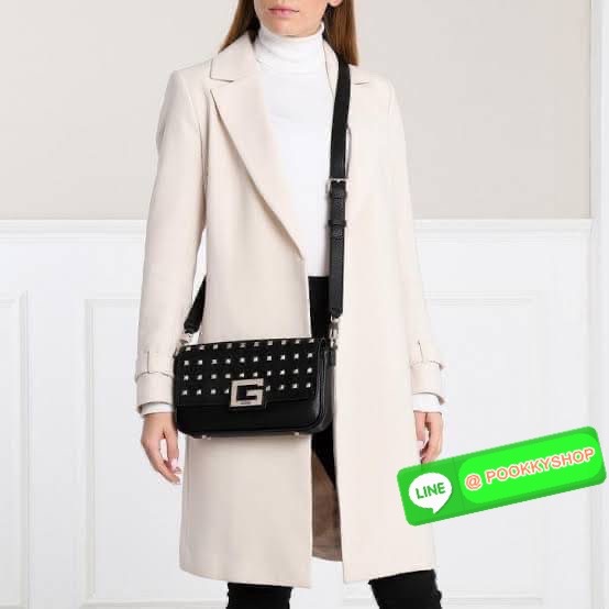 GUESS Brightside Shoulder Bag กระเป๋าสะพายไหล่-ครอสบอดี้ ใช้ได้หลายสไตล์ ตัวกระเป๋าหนังสังเคราะห์สีดำตกแต่งด้วยหมุดสวยเก๋ เปิดปิดด้วยกระดุมแม่เหล็ก ด้านในใส่กระเป๋าสตางค์ยาวได้ มีช่องซิปเพิ่มอีกช่อง สายสามารถถอกใช้ได้หลายสไตล์ ดูหรูที่สุดค่าใบนี้