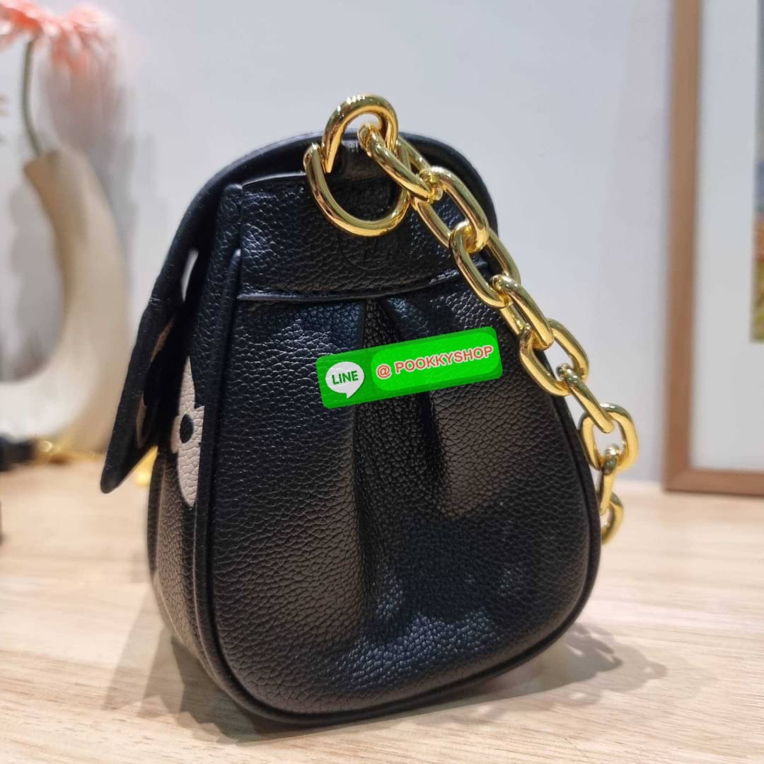 New in กระเป๋าสะพายคอลใหม่ล่าสุด สวยหรู ดูแพง ดีไซน์รูปทรงออกมาให้ใช้งานได้ง่าย เปิด-ปิดด้วยอะไหล่แม่เหล็ก ภายในโล่งกว้าง ใส่ของสำคัญได้ครบ มาพร้อมสายสะพายถึง 2 แบบ สายโซ่สะพายไหล่อัพความหรู และสายหนังที่ปรับยาวสั้นได้ สะพายข้างชิลๆก็ดูดี จัดให้พร้อมเสิร์