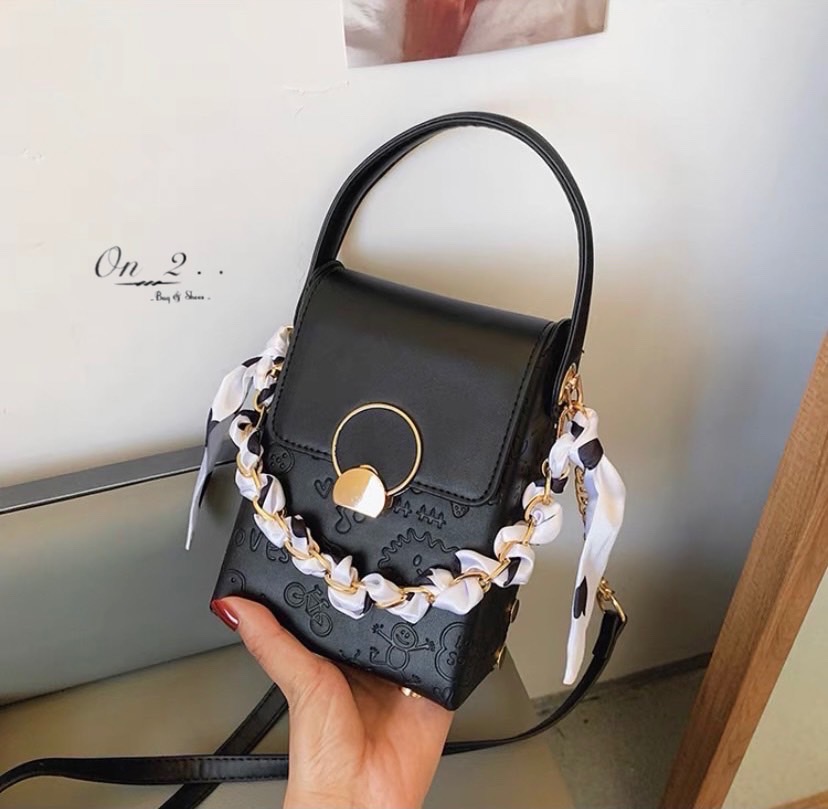 กระเป๋าสะพายข้างทรงกล่อง ไซส์มินิสะพายง่ายแมทเข้ากับทุกลุค สายสะพายยาวครอสบอดี้ได้ค่ะ ใส่โทรศัพท์ใส่ของจุกจิก