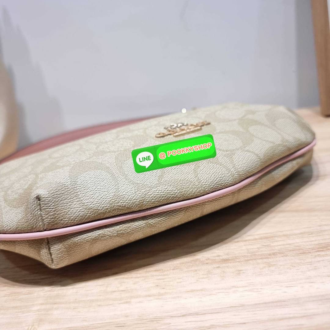 COACH CE620 PAYTON HOBO IN SIGNATURE CANVAS คอลเลคชั่นใหม่ 2023 มาแรงเกินต้าน ด้วยรูปทรงโฮโบสุดคลาสสิค สะดวกใช้ได้ในทุกวัน ขนาดกะทัดรัด แต่จุของได้เต็มที่ วัสดุหนังแคนวาสเคลือบลาย น้ำหนักเบา เปิดใช้งานด้วยซิป สายสะพายในตัวหนังสลับโซ่ ภายในเป็นช่องโล่ง ใส่