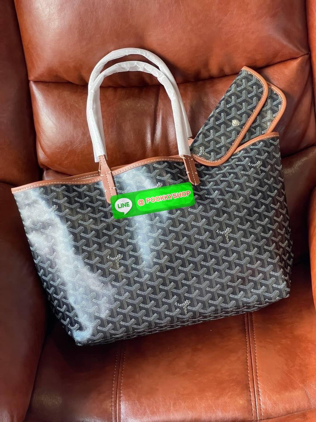 💕 Goyard Saint Louis Pm Bag กระเป๋าสุดคลาสสิกจากแบรนด์เก่าแก่ของฝรั่งเศส ความพิเศษคือแต่ละใบต้องเพนท์ลายโมโนแกรม Chevron ด้วยมือเท่านั้น จึงเป็นเหตุผลที่กระเป๋า Goyard กลายเป็นหนึ่งในกระเป๋าที่คนต้องการ โดยเฉพาะรุ่น St. Louis Tote ที่ว่ากันว่าเป็น