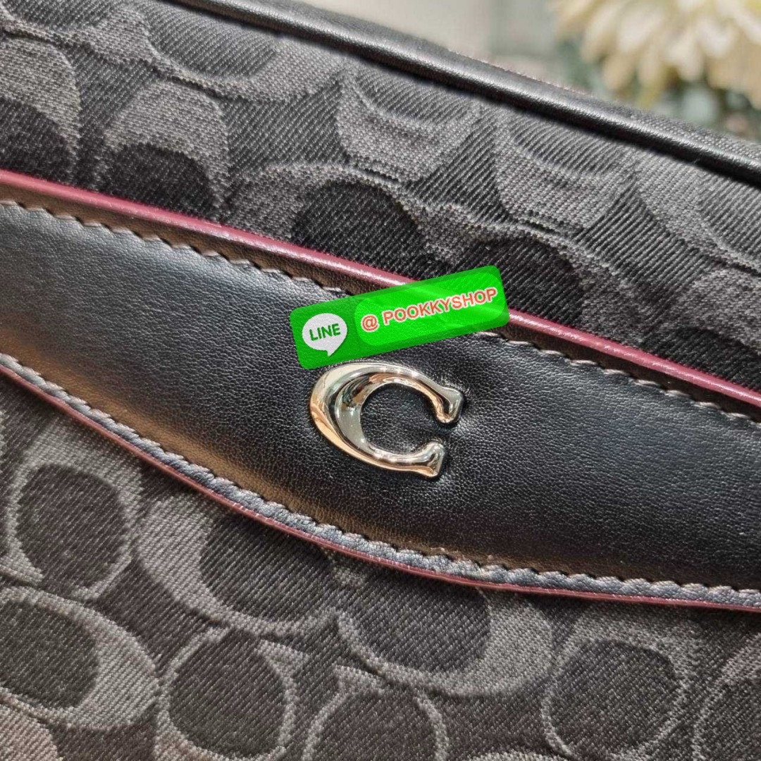 COACH CE744 CAMERA BAG IN SIGNATURE DENIM 🔆 Details สวยคลาสสิค ดูแพงเกินเรื่อง กับกระเป๋าสะพายข้างรูปทรง camera ที่มีความโดดเด่น ดีไซน์ออกมาให้ใช้งานสะดวกมากๆ ด้านหน้าจะมีช่องใส่ของจุกจิก ใส่บัตรหรือธนบัตรได้ ช่องหลักเปิด-ปิดด้วยซิป ภายในโล่งกว้าง