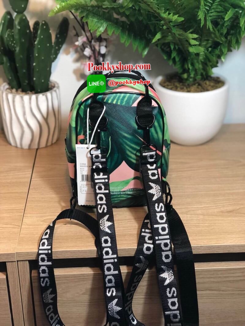 ADIDAS MINI BACKPACK กระเป๋าเป้หรือสะพายหนังPu คุณภาพดี สไตล์ Sport ขนาดมินิ น้ำหนักเบา ด้านหน้ามีโล้โก้และช่องซิป เปิดปิดด้วยซิปสะดวกใช้ หัวซิปแบรนด์ ภายในมีช่องใส่ของ หูจับถนัดมือ สายสะพายปรับได้ตามต้องการ สามารถสะพายเป็นเป้ หรือกระเป๋าสะพาย Crossbody ใ