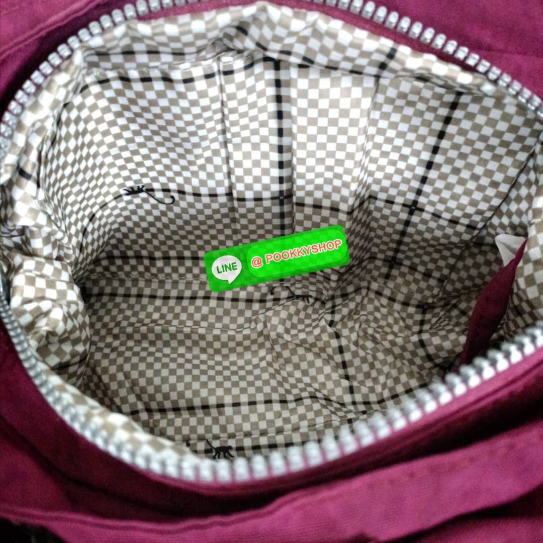 KIPLING ELISE HANDBAG กระเป๋าถือและสะพายไหล่ วัสดุ Nylon +Polyester ขนาดกำลังพอดี จุของได้มาก มีหูจับสองสาย ถือสะดวก น้ำหนักเบา มีช่องซิป ด้านหน้า ช่อง กระเป๋าหลักเปิด-ปิดด้วยซิป มี3 ช่องว่างใส่ของได้จุมากๆ ใส่มือถือได้ กระเป๋าสตางค์ใบยาว และ เครื่องสำอาง