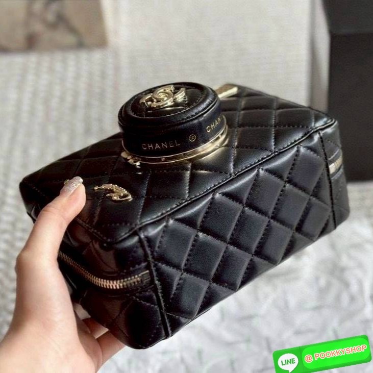 Chanel 24 camera bag Spring 2024 กระเป๋าสะพายทรงกล้อง เก๋มากสุดไอคอนิก ดีไซน์เป็นเอกลักษณ์ ดูแพงเกินเรื่อง มีความโดดเด่นดีไซน์คล้ายเลนส์ด้านหน้าเปิดเป็นกระจกได้ มาพร้อมสายสะพายยาว รูดใช้งานด้วยซิป ภายในโล่งกว้าง ใส่ของสำคัญต่างๆได้ครบ เป็นไอเท็มที่ตอบโจทย
