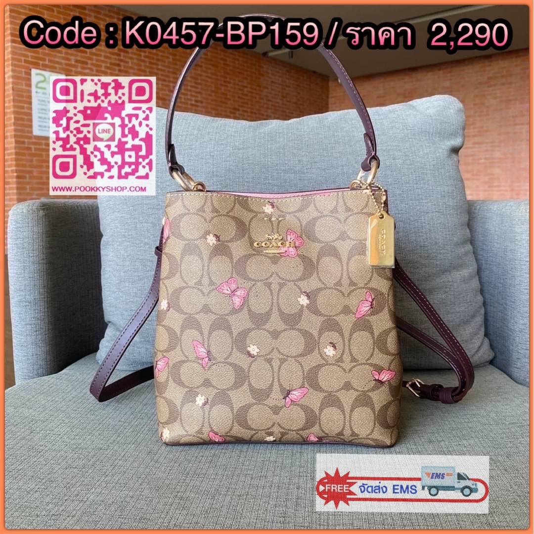 COACH SMALL TOWN BUCKET BAG IN SIGNATURE CANVAS WITH BUTTERFLY PRINT(COACH 2311) ใครรอรุ่นนี้อยู่ห้ามพลาดเลยน้า กระเป๋าถือสะพา ทรงขนมจีบปริ้นลายผีเสื้อ รุ่นหายากเหมาะกับทุกลุค แต่ตัวสไตล์ก็เข้าสุดๆ วัสดุหนังแคนวาสสลับหนังแท้ มีสายยาวมาด้วย ถอดเก็บได้ ปรับ