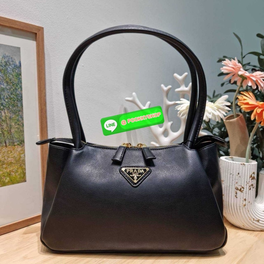 PRADA MEDIUM LEATHER HANDBAG 🔆 Details สะเทือนวงการแฟชั่นแบบสุด! กับกระเป๋าสะพายไหล่พรีเมี่ยมกิ๊ฟ ดีไซน์เก๋และมาแรงมาก สาวๆหนุ่มๆติดแกลมต้องไม่พลาด สวยดูแพง หูสะพายคล้องไหล่สะดวก ปากกระเป๋ามีซิปรูดเปิดปิดง่าย ภายในแบ่งสัดส่วนสวย โล่งกว้าง มีทั้งช่