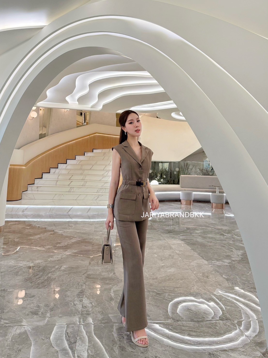 ชุดเซทแฟชั่น ชุดset 2ชิ้น(ผ้าทวิส) เสื้อคอปกแขนกุดมาพร้อมเข็มขัดและกางเกงเอวสูงขายาวทรงกระบอก