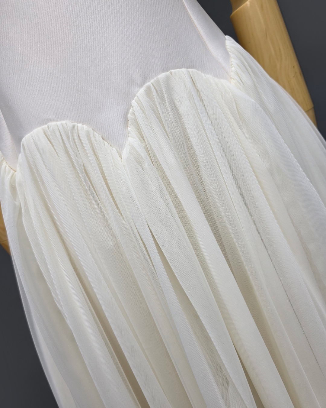 เดรสแฟชั่น เดรสเสื้อกล้ามทรงเข้ารูป กระโปรงบานจีบรูดทรงวงกลม