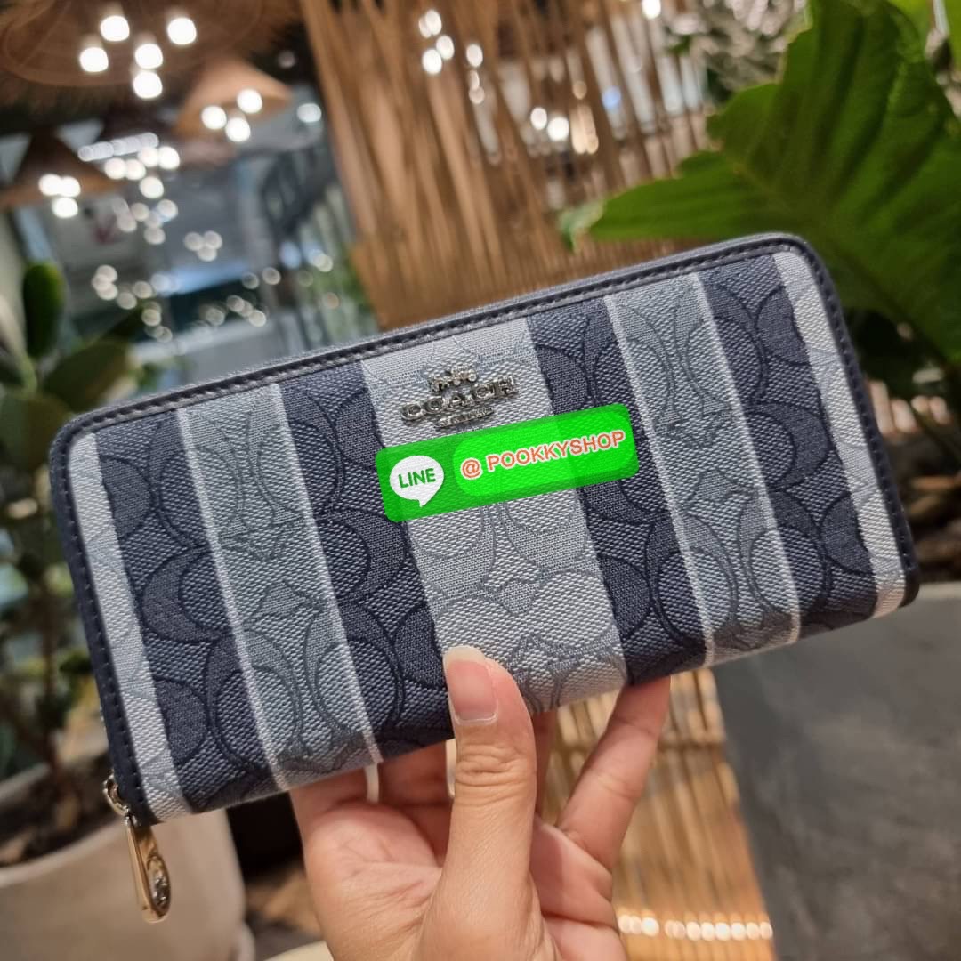 COACH C8313 LONG ZIP AROUND WALLET WITH SIGNATURE JACQUARD WITH STRIPES พร้อมเสิร์ฟความเลิศหรู ใหม่ล่าสุด กระเป๋าสตางค์ใบยาวกึ่งคล้องมือ ดีไซน์ผู้ดี๊ผู้ดี รุ่นขายดี ถือใช้คือขับผิวสุด!! วัสดุผ้า jacquard ลวดลายดูแพง มาพร้อมสายคล้องมือ ถอดออกได้ ภายในใส่บั