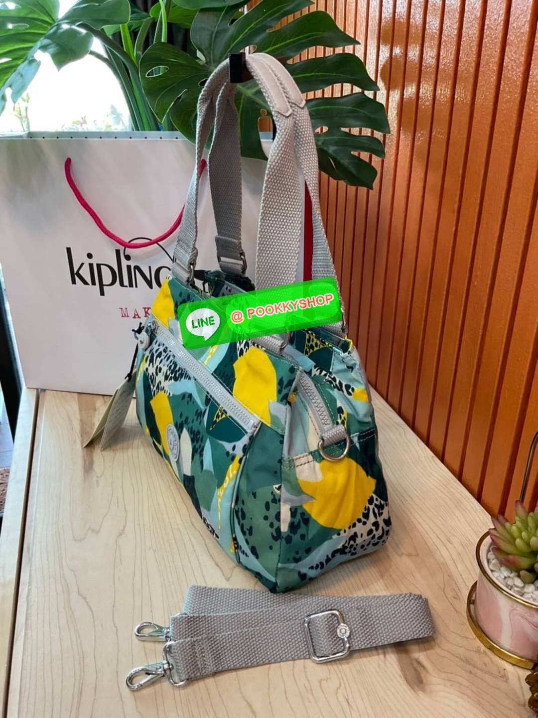 Kipling Damen Orelie Henkeltasche รุ่น K15257 กระเป๋าถือ/สะพาย Crossbody ขนาดกำลังดี หูกระเป๋ายาวสามารถคล้องบ่าได้ วัสดุpolymode100% ผ้ากันน้ำ กระเป๋ามีน้ำหนักเบา มีช่องซิป ด้านหน้า และ ด้านหลัง ภายในแบ่งเป็น 3 ช่องหลักใช้งาน ช่องซิปกลางแยกเป็นสัดส่วน จุข