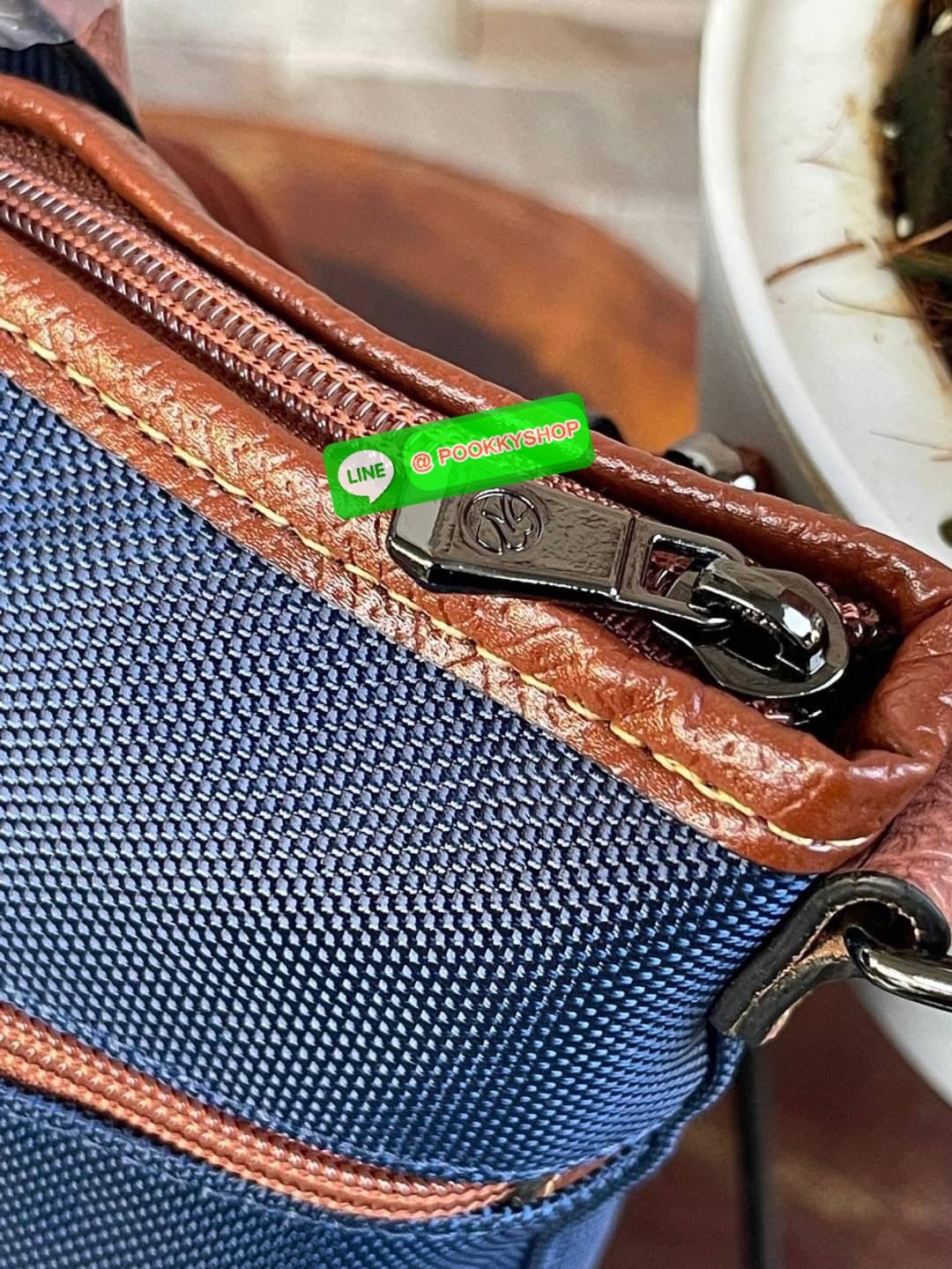 LONGCHAMP BOXFORD TRAVEL BAG M กระเป๋าเดินทางขนาดกลาง มาพร้อมสายสะพายที่สามารถถอดได้ ให้คุณเลือกสะพายไหล่หรือถือได้ มีซิปรูดเปิดปิดกระเป๋าที่ให้คุณมั่นใจได้ว่าคุณจัดเก็บไอเท็มของคุณได้อย่างมิดชิด บ็อคฟอร์ด (BOXFORD) สะท้อนความเป็นเอกลักษณ์ของแบรนด์ที่เปี่