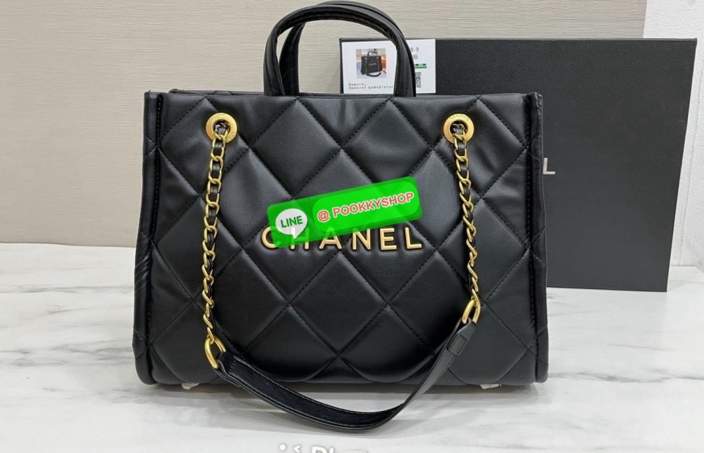 CHANEL SHOPPING BAG กระเป๋าหนังแกะสังเคระห์อย่างดี ใบใหญ่ หนังนุ่มมากๆ ลายนวม หนังมีความลื่นเงาค่ะ โดดเด่นด้วยโลโก้แบรนด์และสายสะพายไหล่ใช้โลหะอย่างดีแถมสวยและหรูมากๆเลย ภายในกระเป๋ากว้างใส่สัมภาระได้เยอะหายห่วงเลยค่ะ