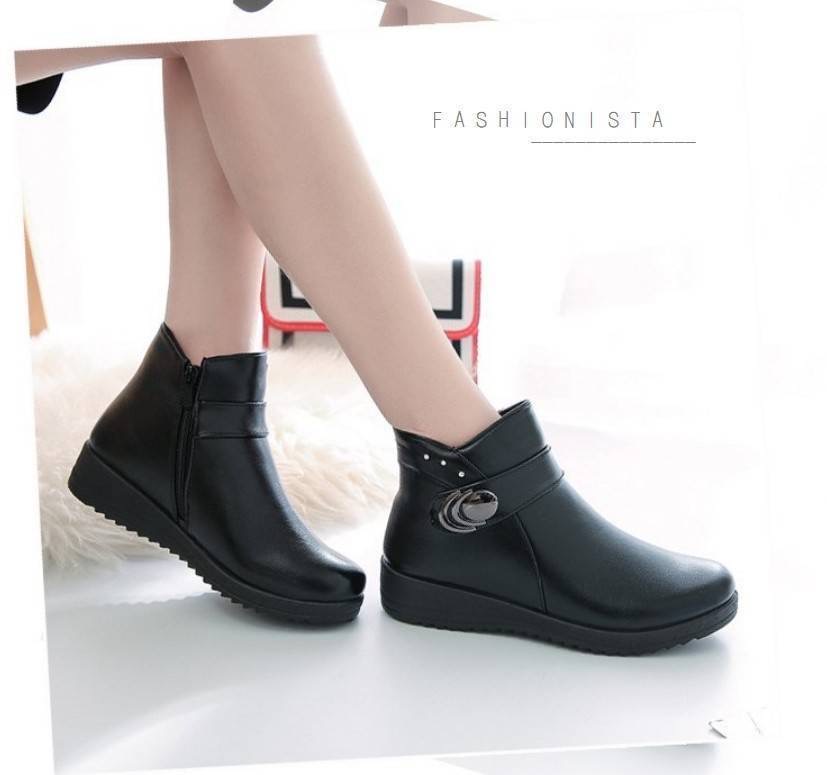 สินค้ามาใหม่พร้อมส่งค่ะ!! Item นุ่มๆอุ่นสบายถนอมเท้า รองเท้าบู้ทสั้นหุ้มข้อ วัสดุ pu คุณภาพดี เนื้อหนานุ่มมากสวยขึ้นทรง พื้น 3.5 c.m. มีซิปถอดใส่ง่าย เพิ่มดีเทลตกแต่งอะไหล่ด้านข้างสวยเก๋สะดุดตา ภายในรองเท้าบุขนนุ่มมากก พื้นรองเท้าเป็นยางพารายึดเกาะดีเยี่ย