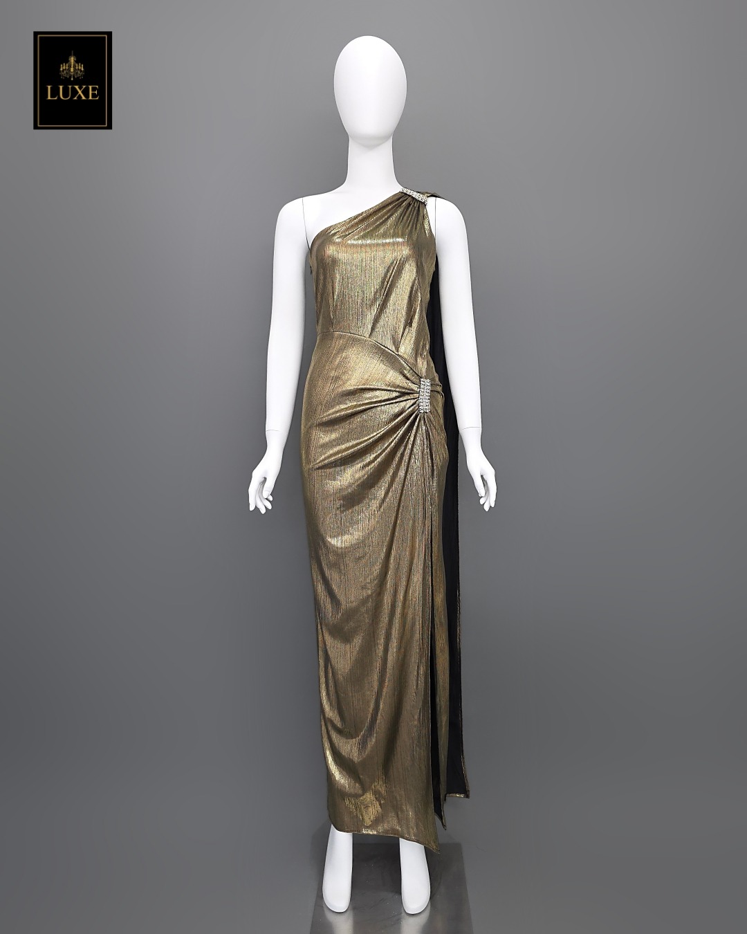 เดรสแฟชั่น แม็กซี่เดรสเสื้อไหล่เดียวทรงเข้ารูป มีผ้าเครปด้านหลัง กระโปรงทรงสอบผ่าหน้าขา