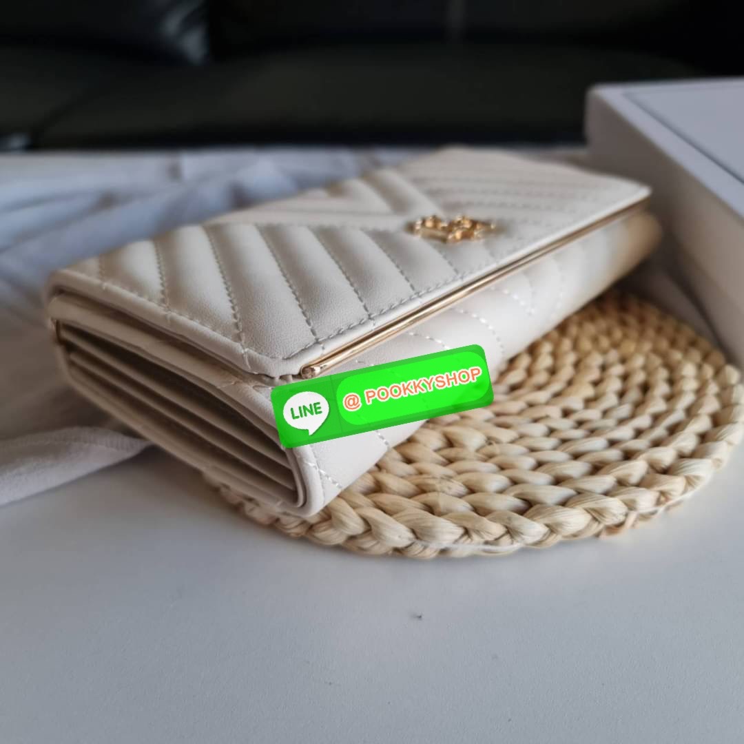 กระเป๋าสตางค์ Lyn ใบยาวแบบฝาพับ รุ่นนี้มองแล้วละมุนมากค่ะ ใบยาวขนาดกำลังดี โทนสีดูอบอุ่นด้วย ใส่บัตรใส่แบงค์ใส่เหรียญ ได้ครบ ใครกำลังเล็งหาของขวัญของฝาก หรือมองหากระเป๋าใบใหม่ แนะนำเลยจ้า
