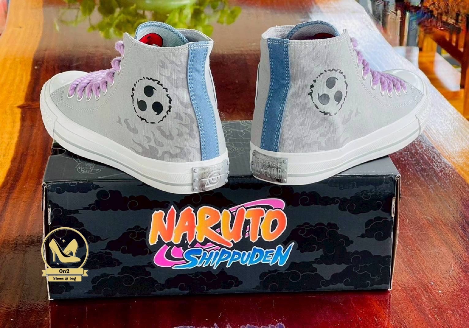 รองเท้าคอลแลบระหว่าง Converse กับแอนิเมะ Naruto Shippuden ซึ่งออกแบบมาโดยเฉพาะ โดยแต่ละรุ่นจะได้แรงบันดาลใจจากตัวละครต่าง ๆ เช่น Naruto, Sasuke, Gaara ฯลฯ ที่ถูกถ่ายทอดผ่านสีสันและลวดลายบนรองเท้าอย่างชัดเจน ถ้าคุณเป็นแฟนของ Naruto และอยากได้รองเท้าที่สวย