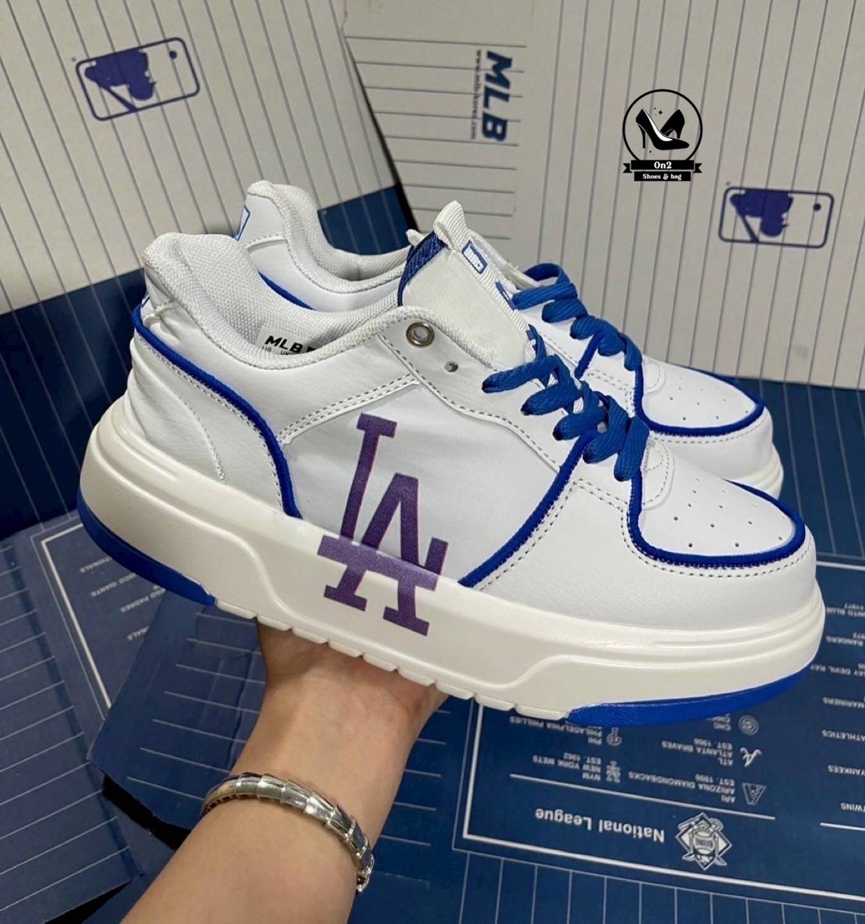 MLB Korea - New York Yankees Sneakers ผ้าใบ NY MLB คอลใหม่เสริมส้นทรงสวยเก๋เทห์มากๆ วัสดุนิ่มน้ำหนักเบาใส่ออกกำลังกายได้ใส่แฟชั่นก็สวยมากค่ะ งานเป๊ะ รีบมาตำไปเทห์กันก่อนหมดจ้า