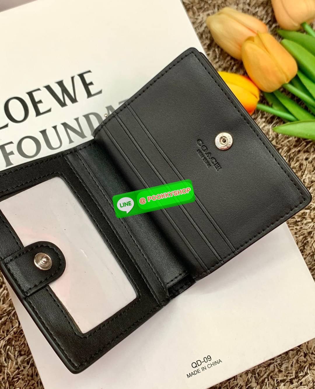 COACH SNAP WALLET ((8704//6941)) 🌍พร้อมส่ง ห้ามพลาด ก่อนหมดค่ะ! ✔️กระเป๋าเงินใบสั้น หนังแท้ แต่ละสีปริ้นลายได้สวยงาม แตกต่างกันไปค่ะ ✔️เปิด-ปิดกระเป๋าแบบกระดุม ภายในมีช่องใส่ธนบัตรตามยาว และช่องเสียบบัตร5ช่อง//มีช่องซิปแยกฝั่งห้อยด้ว