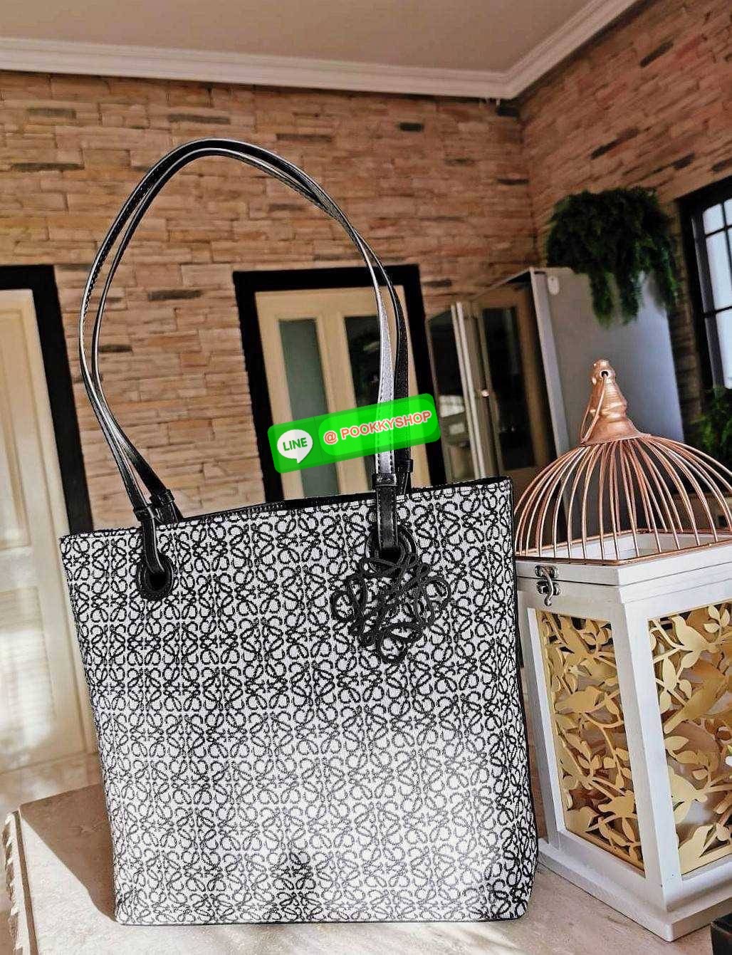 ✴️NEW ARRIVAL!✴️LOEWE ANAGRAM TOTE BAG VIP GIFT WITH PURCHASE GWP พรีเมี่ยมกิ๊ฟ Limited จาก LOEWE PERFUME DUTYFREE ไอเท็มใหม่! ดีไซน์สวยคงเอกลักษณ์ด้วยวัสดุ Anagram Canvas Jacquard Fabric ผสมผสานหนังแท้ Calfskin ลงตัวสุดคลาสสิค ขนาดกำลังดี น