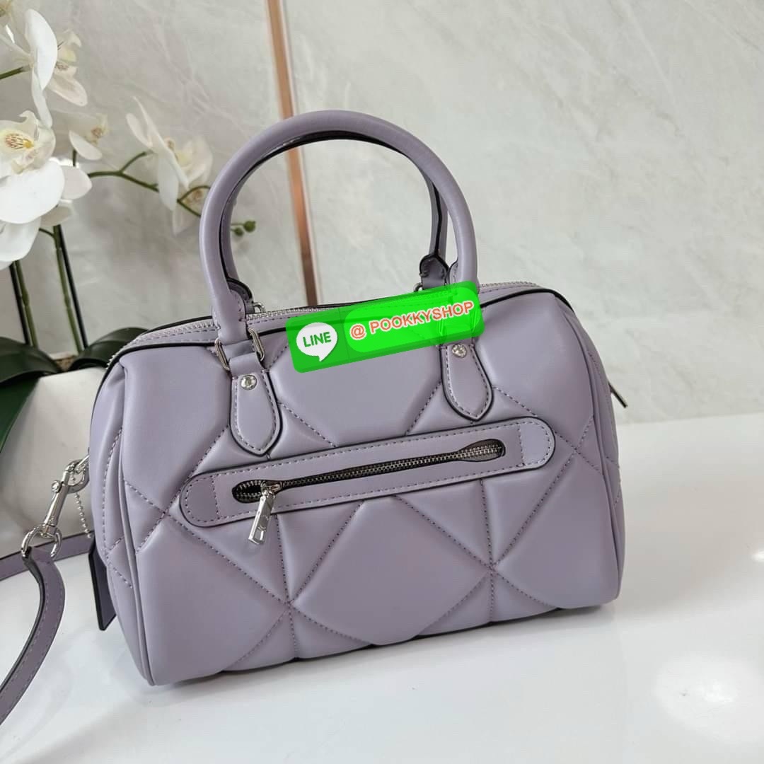 Coach Rowan Satchel With Puffy Diamond Quilting (CJ160) 🔖กระเป๋าทรงหมอนรุ่นใหม่ล่าสุดสัมผัสนุ่มมือ 🔖วัสดุ : Nappa leather (หนังแนบปา) 🔖เปิด-ปิดด้วยซิปแบบโลหะ ภายในช่องโล่งกว้าง ใส่กระเป๋าสตางค์ใบยาวได้ มีหมุดรองฐานอยู่ทรง 🔖