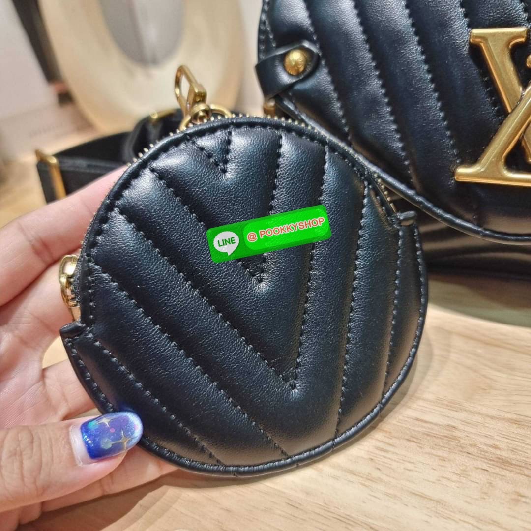 🔆 Model LV new wave pochette multi bag 🔆 Details กระเป๋าสะพายมัลติฟังก์ชั่น พรีเมี่ยมกิ๊ฟสุดหรู คุ้มจาก dutyfree มาพร้อม box set รับรองว่าดีงาม ลูกเล่นคลาสสิคผสานความวินเทจ มีสายสะพายให้ 2 เส้น และกระเป๋าใบลูก เล็กน่ารัก ภายในเป็นช่องโล่ง