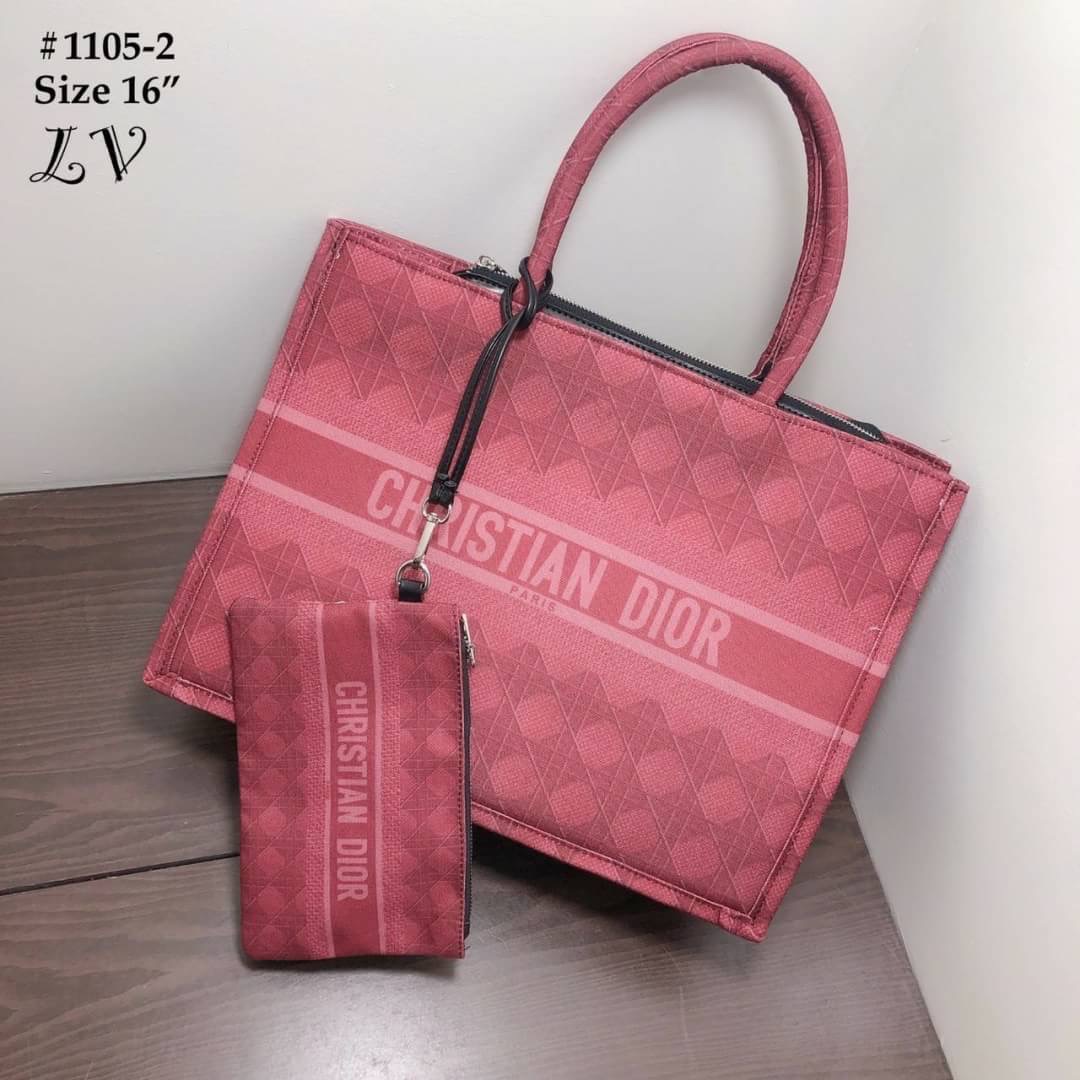 กระเป๋าชอปปิ้ง แบรนด์ CHRISTIAN DIOR วัสดุตัวกระเป๋าทำจากผ้าแคนวาส ปั๊มทุกจุดตามภาพ งานพรีเมี่ยม มาพร้อมถุงผ้าdior