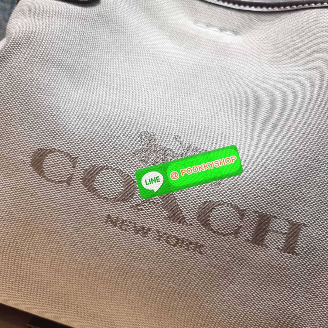 COACH CH190 HANNA SHOULDER BAG WITH COACH 🔆 Details น้องใหม่ เรียบหรู ดูแพง กับกระเป๋าสะพายไหล่ทรงสวย โทนสีคลาสสิค ดีไซน์ตกแต่งสายคาดจับจีบข้างกระเป๋าเพิ่มดีเทล มาพร้อมหูจับถอดแยกได้ สะพายเดี่ยวได้ และสายสะพายข้างสะพายแบบเก๋ๆ ปากกระเป๋ามีกระดุมแม่